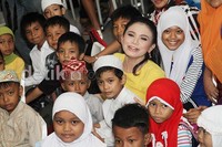 Rossa berfoto bersama anak yatim piatu. Gus Mun/detikHOT.
