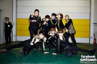 Pose kocak Super Junior di belakang panggung. (SME)