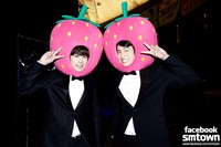 Imutnya Kyuhyun 'SuJu' dan Changmin 'TVXQ' memakai penutup kepala stroberi. (SME)