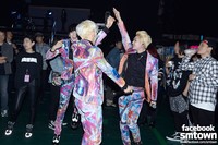 Keseruan SHINee sebelum naik ke atas panggung. (SME)