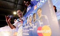 Direktur Konsumer Ritel BNI, Darmadi Sutanto memperlihatkan kartu kredit branding Chelsea tersebut.