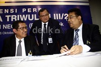 (Kiri ke kanan) Direktur BTN Evi Firmasyah, Irman A. Zahiruddin, dan Saud Pardede berbincang sebelum paparan kinerja dimulai. Lamhot Aritonang/detikFoto.