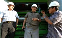 Direktur Pengadaan Strategis PLN, Bagio Riawan (tengah), Kepala Divisi Gas dan BBM, Suryadi Mardjoeki (kiri) dan General Manager PLN Wilayah Kalimantan Timur, Nyoman Astawa (kanan) sedang berbincang di PLTMG Bunyu. Agus Trimukti/Humas PLN.