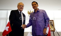 Gita Wirjawan (kanan) berjabat tangan dengan Johann Schneider Ammann (kiri).