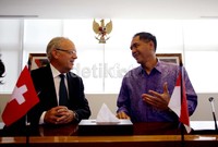Gita Wirjawan (kanan) berbincang dengan Johann Schneider Ammann (kiri) disela-sela pertemuan bilateral kedua negara di Jakarta.