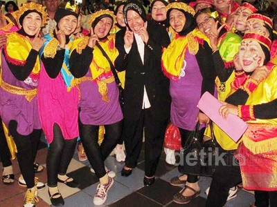 Walikota Surabaya Goyang Caesar Bareng Warga