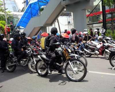 Demo Buruh di Grahadi Dikawal Ketat, Lalin Basra Padat