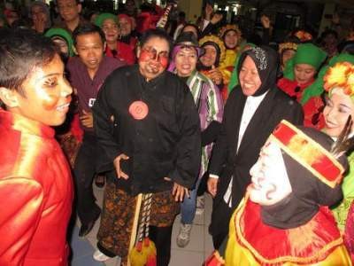 Ketika Walikota Risma Goyang Caisar Bareng Warga Surabaya