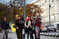 Acha turut berhijab dalam film tersebut.