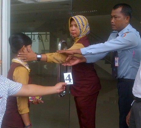 Beginilah Penamparan Yana Novia oleh Azlaini Agus