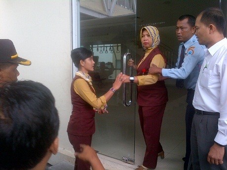  Yana Novia Dapat Kabar Azlaini Pukul-pukul Kaca Bus dengan Sepatu