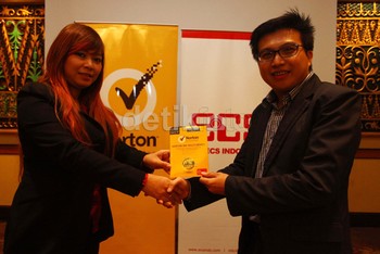 Consumer Sales Manager Symantec Indonesia Rita Nurtika dan Consumer Director PT ECS Indo Jaya Husin Tjandera menunjukkan produk Norton Symantec di Jakarta, Selasa (29/10/2013).