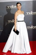 Cantik Bergaun Putih Natalie Portman