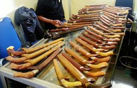 Puluhan badik digelar bagi pengunjung yang berminat mengoleksinya, dari harga Rp 500 ribu hingga puluhan juta rupiah.