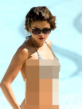 Santai di Pantai, Selena Gomez Pamer Tubuh Seksi