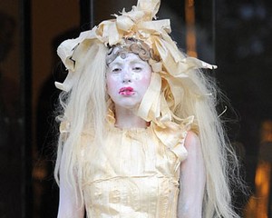 Lady Gaga Jalan-jalan dengan Tubuh Dicat Putih dan Baju dari Kertas Crepe