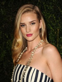 Rosie Huntington-Whiteley lebih dahulu tampil dengan jumpsuit dari koleksi Dior tersebut di acara Chanel Pre-Oscar Dinner di Los Angeles, California, pada Februari lalu. Jason LaVeris/Getty Images.