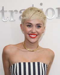 Sementara Miley Cyrus baru mengenakan jumpsuit stripes itu pada bulan Maret lalu di acara Ryan Seacrest Foundation di California. JB Lacroix/Getty Images.