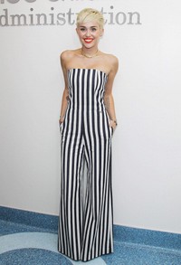 Pelantun 'We Can't Stop' itu juga menganakan jumpsuit stripes yang sama dengan Rosie Huntington-Whiteley. JB Lacroix/Getty Images.