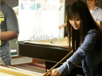 Sendy saat bermain billiard.