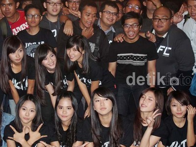 Serunya JKT48 Main Billiard Bareng Fans