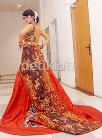 Dibalut gaun kebaya rancangan Raden Sirait, Jupe memamerkan tato di punggungnya. Gus Mun/detikHOT.
