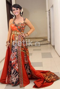 Julia Perez cantik berkebaya saat ditemui di gala premier film '3 Cewek Petualang' di XXI Epicentrum, Kuningan, Jaksel, Senin (28/10/2013). Gus Mun/detikHOT.