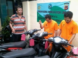 Duet Pekerja Serabutan Kompak Petik Puluhan Motor Matic di Bandung