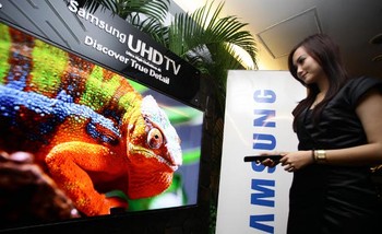 Perangkat TV ini begitu menggoda. Dengan resolusi Ultra HD 3840 x 2160 pixel, ia memiliki resolusi empat kali lebih besar dari model full HD.