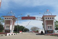 Kawasan perbatasan terletak sekitar 1 jam perjalanan dari Kota Atambua, NTT. Terdapat kantor imigrasi, bea cukai, dan gerbang perbatasan antara kedua negara (Sastri/detikTravel)