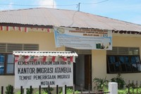 Terdapat beberapa kantor di wilayah masing-masing negara. Selain imigrasi, ada pula kantor bea cukai dan polisi perbatasan (Sastri/detikTravel)