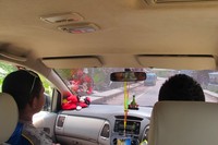 Polisi perbatasan yang menemani detikTravel dan rombongan adalah Jodi. Polisi harus duduk di bangku depan agar terlihat oleh para penjaga perbatasan (Sastri/detikTravel)