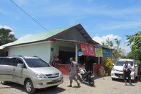 Sepanjang jalan terdapat rumah dan beberapa warung sederhana. Beberapa warung menjual makanan dan minuman Timor Leste. Mayoritas diimpor dari Australia, Thailand, Vietnam dan China (Sastri/detikTravel)