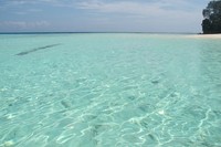 Cahaya matahari yang sangat terang membuat air laut Yeben terlihat semakin jernih. Setiap mata yang memandang pasti tak ingin berkedip karena terhipnosis keindahannya (Putri/detikTravel)