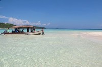 Inilah salah satu kapal wisatawan yang tiba di Pulau Yeben. Memang tak banyak turis yang singgah di pulau ini (Putri/detikTravel)