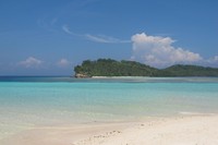 Gradasi warna air laut tampak jelas di Yeben. Mulai dari putih, hijau, hingga biru menambah kecantikan pulau di Raja Ampat ini (Putri/detikTravel)