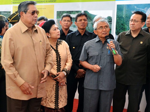 Presiden SBY Tinjau Jembatan Kelok 9
