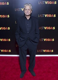 Aktor Michael Douglas tampil dengan setelan jas di premiere 'Last Vegas' pada (29/10/2013) di New York, Amerika Serikat. REUTERS/Eduardo Munoz.