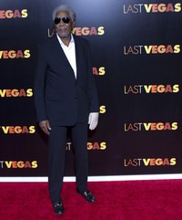 Morgan Freeman bergaya dengan kacamata hitamnya. REUTERS/Eduardo Munoz.