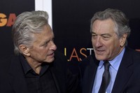 Michael Douglas dan Robert De Niro terlihat berbincang akrab. REUTERS/Eduardo Munoz.