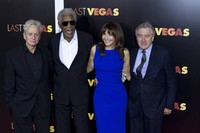 Aktris Mary Steenburgen bergabung bersama Michael Douglas, Morgan Freeman, dan Robert De Niro untuk berfoto bersama. REUTERS/Eduardo Munoz.