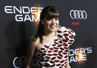 Hailee Steinfeld tampak ceria di acara tersebut. REUTERS/Mario Anzuoni.
