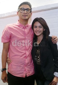 Keduanya pun saling merangkul.