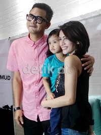 Tak hanya berdua, mereka juga mengajak buah hati mereka.