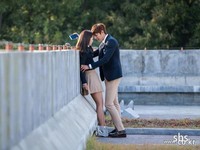 Tiba-tiba Lee Min Ho mendekati tubuh Park Shin Hye dan memegang tangannya. (SBS)