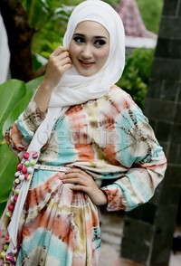 Tak hanya sibuk sebagai perancang busana dan hijab, kini Dian ikut berakting di film '99 Cahaya di Langit Eropa'.