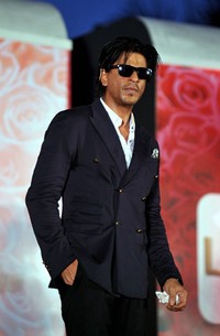 Shahrukh Khan tampil berkacamata hitam. AFP PHOTO.