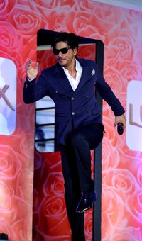 Memakai kacamata hitam, Shahrukh Khan tampak cool. AFP PHOTO.