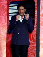 Shahrukh Khan Cool Berkacamata Hitam