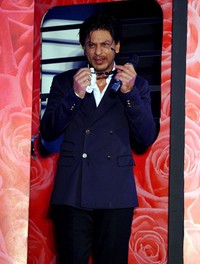 Ia melepas kacamatanya. AFP PHOTO.